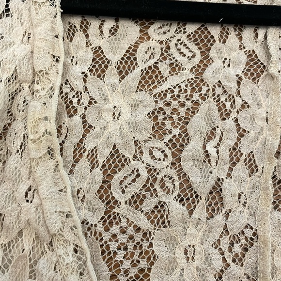 Beautiful lace Karen Cole top. Marked XL, actually One Size. Gorgeous. - Picture 6 of 6